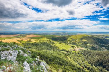 Turda Vadisi 'nin (Cheile Turzii) doğal rezervi Hasdate nehri üzerindeki yürüyüşler için işaretli patikalarla inanılmaz bir manzarası var. Konum: Turda yakınlarında Cluj-Napoca, Transilvanya, Romanya ve Avrupa 'da