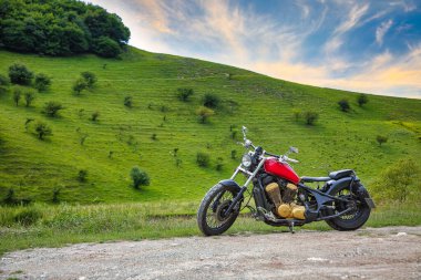 Turda Gorge 'un (Cheile Turzii) muhteşem manzarası ve park yerinde motosikleti var. Konum: Turda yakınlarında Cluj-Napoca, Transilvanya, Romanya ve Avrupa 'da