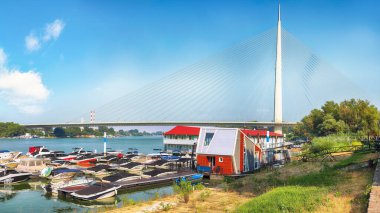 Ada Köprüsü 'nün ya da Sava Köprüsü' nün muhteşem manzarası. Sava Nehri üzerinde kablo destekli bir köprü. Konum: Belgrad, Sırbistan, Avrupa.