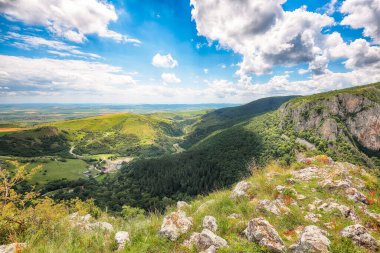 Turda Vadisi 'nin (Cheile Turzii) doğal rezervi Hasdate nehri üzerindeki yürüyüşler için işaretli patikalarla inanılmaz bir manzarası var. Üst Manzara. Konum: Turda yakınlarında Cluj-Napoca, Transilvanya, Romanya ve Avrupa 'da