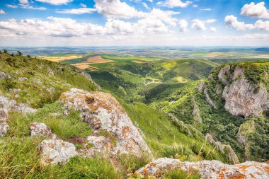 Turda Vadisi 'nin (Cheile Turzii) doğal rezervi Hasdate nehri üzerindeki yürüyüşler için işaretli patikalarla inanılmaz bir manzarası var. Üst Manzara. Konum: Turda yakınlarında Cluj-Napoca, Transilvanya, Romanya ve Avrupa 'da