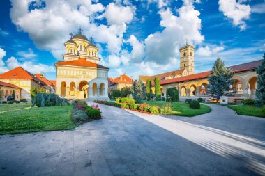Alba Carolina Kalesi 'ndeki muhteşem Ortodoks Katedrali. Transilvanya 'daki dramatik yaz sahnesi: Konum: Alba Iulia, Alba County, Romanya, Avrupa