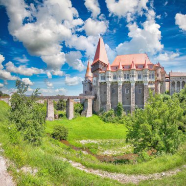 Hunyad Kalesi 'nin ve Corvin' in kalesinin ahşap köprüsünün büyüleyici panoramik manzarası. Muhteşem güneşli bir yaz günü. Konum: Hunedoara, Transilvanya bölgesi, Romanya, Avrupa