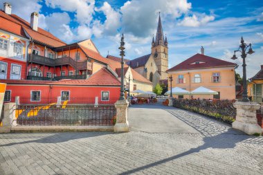 Sibiu şehrinin merkezindeki Evanjelik Katedral ve Yalancı Köprüsü 'nün muhteşem manzarası. Transilvanya 'nın etkileyici manzarası. Konum: Sibiu, Transilvanya bölgesi, Romanya, Avrupa