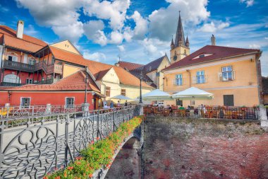 Sibiu şehrinin merkezindeki Evanjelik Katedral ve Yalancı Köprüsü 'nün muhteşem manzarası. Transilvanya 'nın etkileyici manzarası. Konum: Sibiu, Transilvanya bölgesi, Romanya, Avrupa
