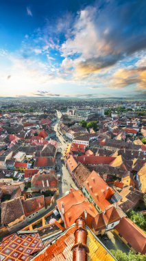 Sibiu şehrindeki St. Mary Katedrali 'nin çan kulesinden inanılmaz manzara. Transilvanya 'nın etkileyici manzarası. Konum: Sibiu, Transilvanya bölgesi, Romanya, Avrupa