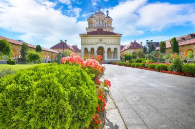 Alba Iulia Kalesi 'ndeki Ortodoks Katedrali' nin muhteşem taç giyme töreni. Transilvanya 'daki dramatik yaz sahnesi: Konum: Alba Iulia, Alba County, Romanya, Avrupa