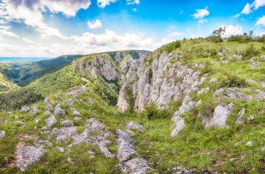 Turda Vadisi 'nin (Cheile Turzii) doğal rezervi Hasdate nehri üzerindeki yürüyüşler için işaretli patikalarla inanılmaz bir manzarası var. Konum: Turda yakınlarında Cluj-Napoca, Transilvanya, Romanya ve Avrupa 'da