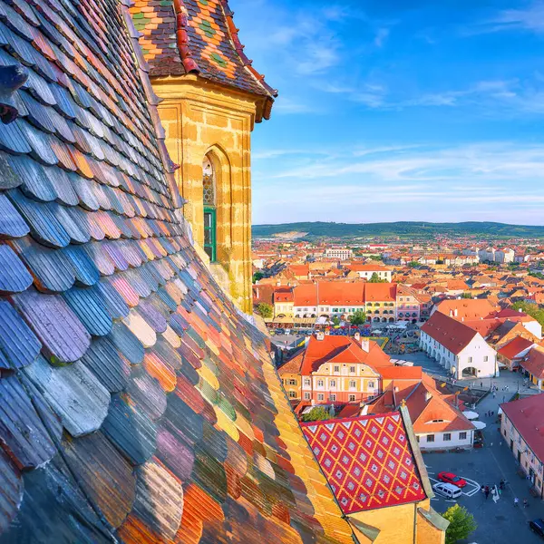 Sibiu şehrindeki St. Mary Katedrali 'nin çan kulesinden inanılmaz manzara. Transilvanya 'nın etkileyici manzarası. Konum: Sibiu, Transilvanya bölgesi, Romanya, Avrupa