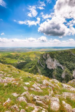 Turda Vadisi 'nin (Cheile Turzii) doğal rezervi Hasdate nehri üzerindeki yürüyüşler için işaretli patikalarla inanılmaz bir manzarası var. Üst Manzara. Konum: Turda yakınlarında Cluj-Napoca, Transilvanya, Romanya ve Avrupa 'da