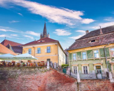 Sibiu şehrinin merkezindeki Evanjelik Katedral ve Yalancı Köprüsü 'nün muhteşem manzarası. Transilvanya 'nın etkileyici manzarası. Konum: Sibiu, Transilvanya bölgesi, Romanya, Avrupa