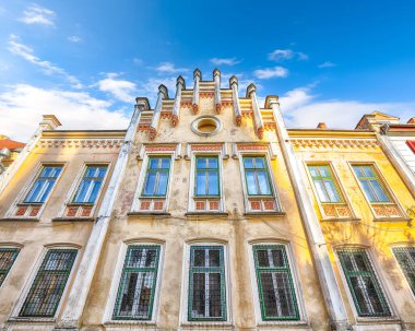 Güneşli bir yaz gününde Sibiu şehrinin merkezinde mavi gökyüzü olan ortaçağ evinin muhteşem manzarası. Transilvanya 'nın etkileyici manzarası. Konum: Sibiu, Transilvanya bölgesi, Romanya, Avrupa
