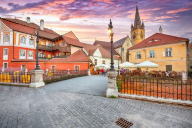 Sibiu şehrinin merkezindeki Evanjelik Katedral ve Yalancı Köprüsü 'nün muhteşem manzarası. Transilvanya 'nın etkileyici manzarası. Konum: Sibiu, Transilvanya bölgesi, Romanya, Avrupa