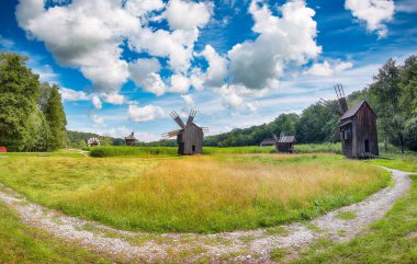 Geleneksel Romanya yel değirmeninin muhteşem yaz manzarası. Transilvanya 'nın muhteşem kırsal manzarası. Konum: Sibiu, Transilvanya bölgesi, Romanya, Avrupa