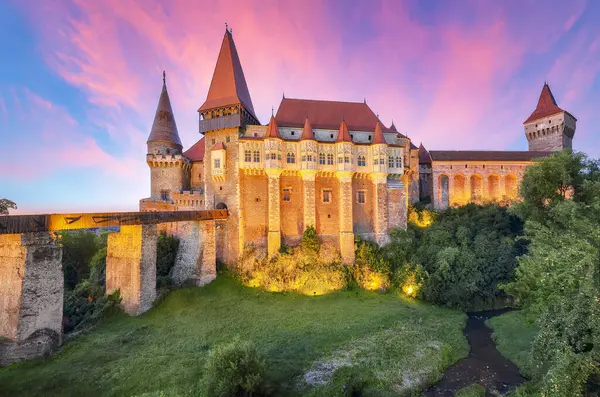 stock image Amazing morning view of Hunyad Castle / Corvin's Castle with wooden bridge. Fantastic summer sunrise. Location: Hunedoara, Transylvania region, Romania, Europe