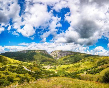 Turda Vadisi 'nin (Cheile Turzii) doğal rezervi Hasdate nehri üzerindeki yürüyüşler için işaretli patikalarla inanılmaz bir manzarası var. Konum: Turda yakınlarında Cluj-Napoca, Transilvanya, Romanya ve Avrupa 'da