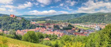 Ortaçağ şehri Sighisoara 'nın inanılmaz yaz manzarası. Popüler seyahat yeri. Konum: Sighisoara, Mures ilçesi, Romanya, Avrupa