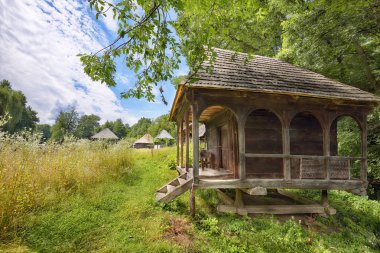 Geleneksel Romen köylü evlerinin inanılmaz yaz sahnesi. Transilvanya 'nın kırsal kesiminin güzelliği. Konum: Sibiu, Transilvanya bölgesi, Romanya, Avrupa