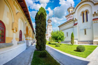 Alba Iulia Kalesi 'ndeki Ortodoks Katedrali' nin muhteşem taç giyme töreni. Transilvanya 'daki dramatik yaz sahnesi: Konum: Alba Iulia, Alba County, Romanya, Avrupa