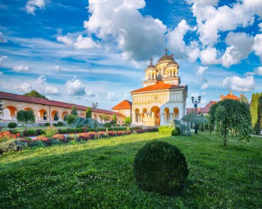 Alba Carolina Kalesi 'ndeki muhteşem Ortodoks Katedrali. Transilvanya 'daki dramatik yaz sahnesi: Konum: Alba Iulia, Alba County, Romanya, Avrupa