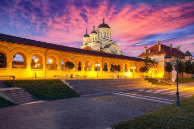 Ortodoks Taç Giyme Katedrali 'nin güçlendirilmiş Alba Carolina Kalesi' nin içinde olduğu inanılmaz bir şehir manzarası. Konum: Alba Iulia, Alba İlçesi, Romanya, Avrupa