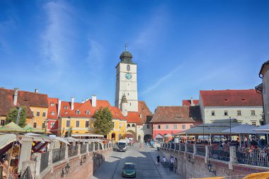 Sibiu şehrinin merkezindeki Küçük Meydan ve Konsey Kulesi 'nin muhteşem manzarası. Transilvanya 'nın etkileyici manzarası. Konum: Sibiu, Transilvanya bölgesi, Romanya, Avrupa