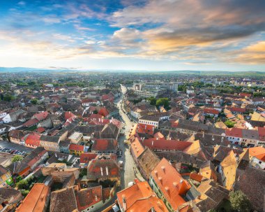 Sibiu şehrindeki St. Mary Katedrali 'nin çan kulesinden inanılmaz manzara. Transilvanya 'nın etkileyici manzarası. Konum: Sibiu, Transilvanya bölgesi, Romanya, Avrupa