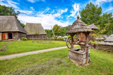 Geleneksel Romen köylü evlerinin göz kamaştırıcı yaz manzarası. Transilvanya 'nın kırsal kesiminin güzelliği. Konum: Sibiu, Transilvanya bölgesi, Romanya, Avrupa