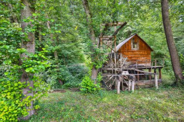 Geleneksel Romanya yel değirmeninin muhteşem yaz manzarası. Transilvanya 'nın muhteşem kırsal manzarası. Konum: Sibiu, Transilvanya bölgesi, Romanya, Avrupa