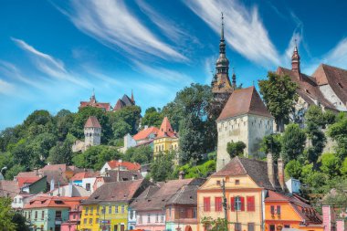 Ortaçağ şehri Sighisoara 'nın inanılmaz yaz manzarası. Popüler seyahat yeri. Konum: Sighisoara, Mures ilçesi, Romanya, Avrupa