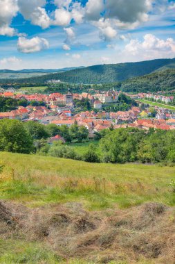 Ortaçağ şehri Sighisoara 'nın inanılmaz yaz manzarası. Popüler seyahat yeri. Konum: Sighisoara, Mures ilçesi, Romanya, Avrupa