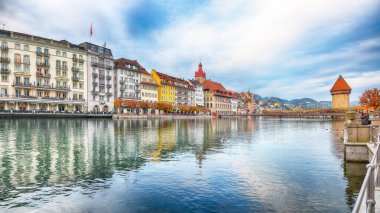 Lucerne 'nin ünlü binaları ve eski ahşap Şapel Köprüsü (Kapellbrucke) ile nefes kesici tarihi şehir merkezi. Popüler seyahat yeri. Mekan: Lucerne, Lucerne Kantonu, İsviçre, Avrupa