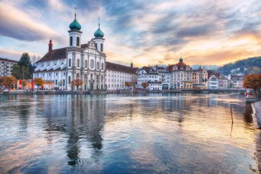 Lucerne 'nin tarihi şehir merkezinde ünlü binalar ve Jesuitenkirche gölü kilisesi. Popüler seyahat yeri. Mekan: Lucerne, Lucerne Kantonu, İsviçre, Avrupa