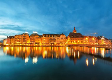 Lucerne 'nin güzel tarihi şehir merkezinde gece boyunca ünlü binalar popüler seyahat merkezleri. Mekan: Lucerne, Lucerne Kantonu, İsviçre, Avrupa