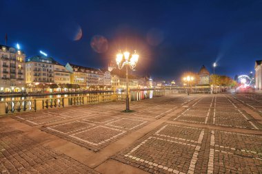 Lucerne 'nin muhteşem tarihi şehir merkezinde gece boyunca ünlü binalar ve gezinti güvertesi. Popüler seyahat yeri. Mekan: Lucerne, Lucerne Kantonu, İsviçre, Avrupa