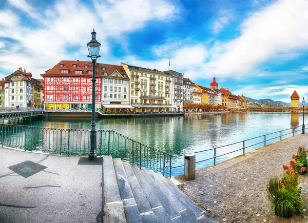 Lucerne 'nin ünlü binaları ve eski ahşap Şapel Köprüsü (Kapellbrucke) ile nefes kesici tarihi şehir merkezi. Popüler seyahat yeri. Mekan: Lucerne, Lucerne Kantonu, İsviçre, Avrupa