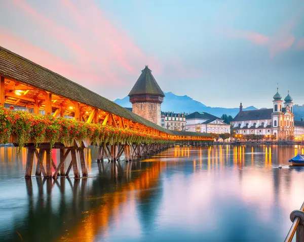 Lucerne 'nin tarihi şehir merkezinde ünlü binalar ve eski ahşap Şapel Köprüsü (Kapellbrucke) bulunmaktadır. Popüler seyahat yeri. Mekan: Lucerne, Lucerne Kantonu, İsviçre, Avrupa