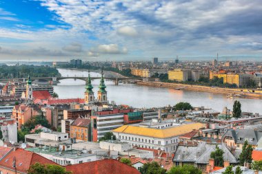 Budapeşte 'nin Tuna Nehri üzerindeki köprüsü ile şaşırtıcı bir şehir manzarası. Konum: Budapeşte, Macaristan, Avrupa.