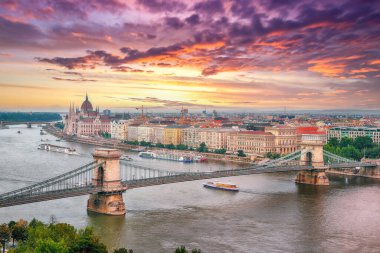 Budapeşte şehri akşam sahnesi. Zincir Köprüsü, Tuna Nehri ve ünlü Parlamento binası manzaralı. Konum: Budapeşte, Macaristan, Avrupa.