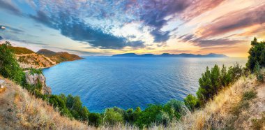 Günbatımında Makarska Riviera 'nın büyüleyici kıyı şeridi. Konum: Makarska riviera, Dalmaçya, Hırvatistan ve Avrupa