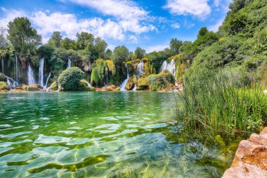 Bosna-Hersek Ulusal Parkı 'ndaki Kravice şelaleleri. Konum: Kravice Falls, Studenci, Batı Hersek Kantonu, Bosna-Hersek Federasyonu