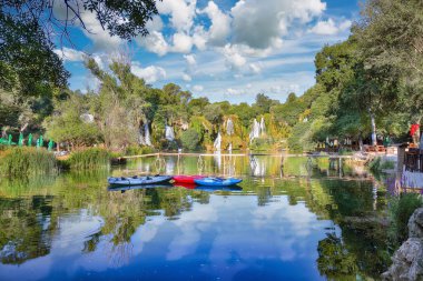 Bosna-Hersek Ulusal Parkı 'ndaki Kravice şelaleleri. Konum: Kravice Falls, Studenci, Batı Hersek Kantonu, Bosna-Hersek Federasyonu