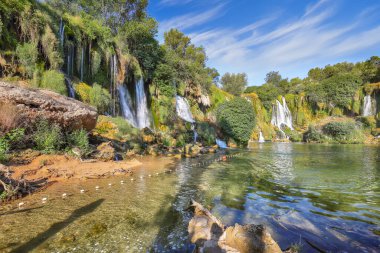 Bosna-Hersek Ulusal Parkı 'ndaki Kravice şelaleleri. Konum: Kravice Falls, Studenci, Batı Hersek Kantonu, Bosna-Hersek Federasyonu