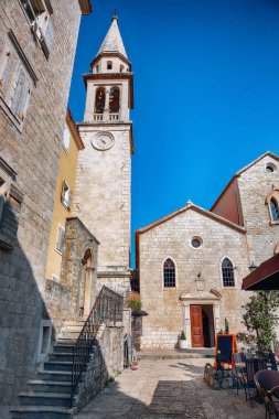 Güneşli bir yaz gününde Budva 'nın eski kasabasındaki St. Johns Kilisesi' nin büyüleyici manzarası. Konum: Budva, Karadağ, Balkanlar, Avrupa
