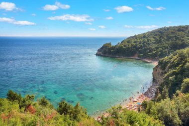 Budva Riviera 'daki Adriyatik deniz kıyısının büyüleyici yaz manzarası. Kayaların arasında sıcak bir sahil. Konum: Budva, Karadağ, Balkanlar, Avrupa