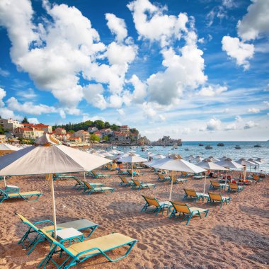 Przno köyü yakınlarındaki Budva Riviera 'daki Adriyatik deniz kıyısının büyüleyici yaz manzarası. Sahil ve kayalıklardaki binalar. Konum: Przno köyü, Karadağ, Balkanlar, Avrupa