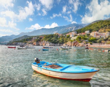 Przno köyü yakınlarındaki Budva Riviera 'daki Adriyatik deniz kıyısının büyüleyici yaz manzarası. Sahil ve kayalıklardaki binalar. Konum: Przno köyü, Karadağ, Balkanlar, Avrupa