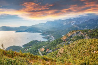 Budwa yakınlarındaki Aziz Sava kilisesinden Adriyatik sahilinin büyüleyici günbatımı manzarası. Konum: St. Sava kilisesi bakış açısı, Karadağ, Balkanlar, Adriyatik denizi, Avrupa
