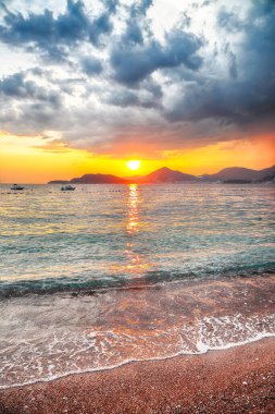 Budva yakınlarındaki Sveti Stefan adası yakınlarındaki lüks plajın büyüleyici günbatımı manzarası. Konum: Budva Riviera, Karadağ, Balkanlar, Adriyatik denizi, Avrupa
