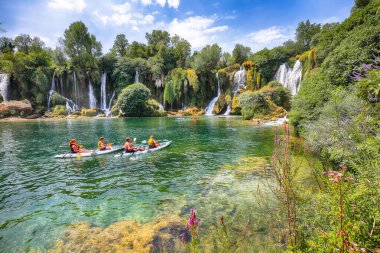 Bosna-Hersek Ulusal Parkı 'ndaki Kravice şelaleleri. Konum: Kravice Falls, Studenci, Batı Hersek Kantonu, Bosna-Hersek Federasyonu